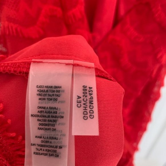 Elegant fancy dress by Guess/Haltered neck with gold chain accent closure - Picture 4 of 7